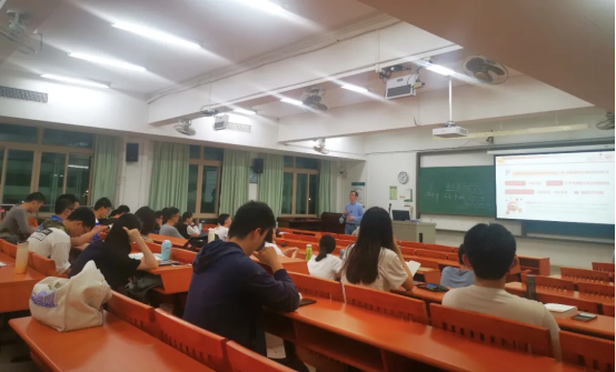 同学们深受革命前辈事迹感动