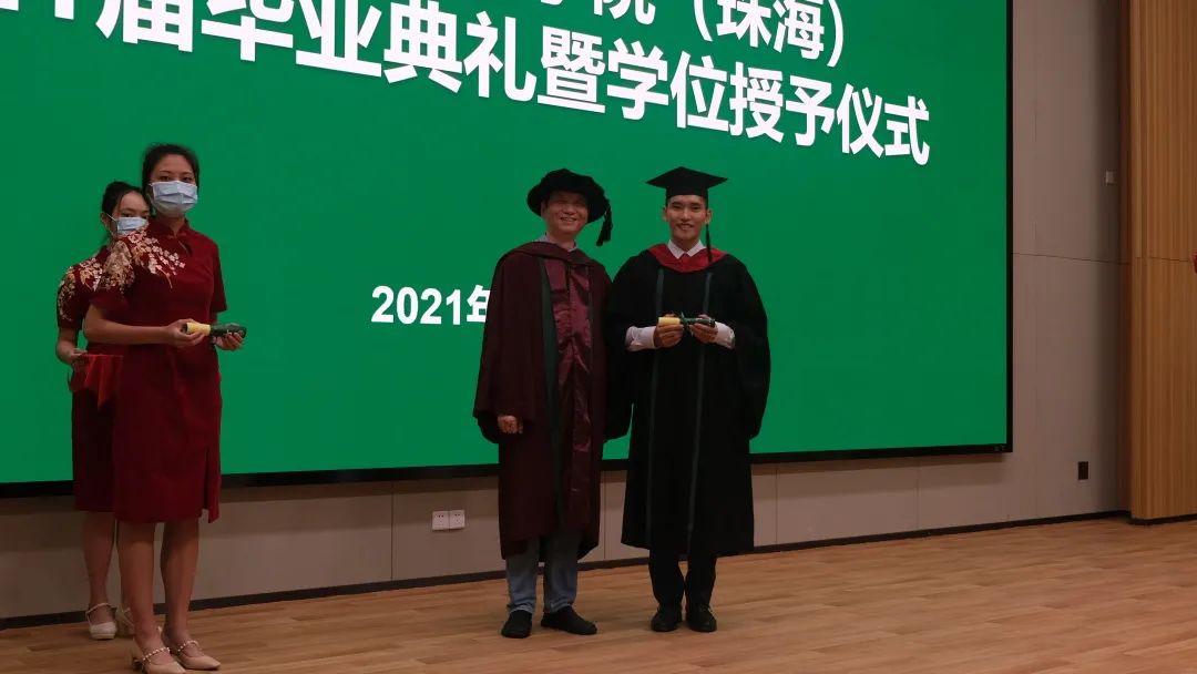 （院长赵育林向同学颁发毕业训词卷轴）