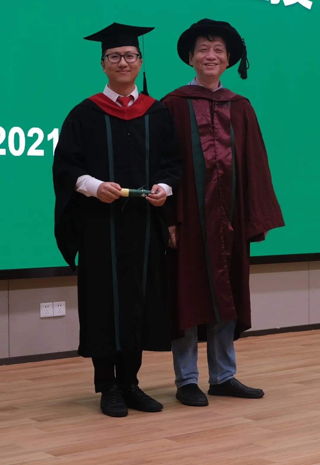 （院长赵育林与同学合影）