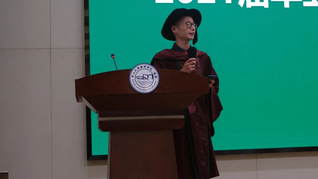 （班主任代表吴志伟寄语同学）